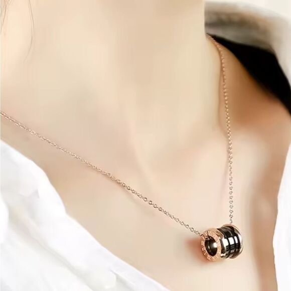 Elegant Gold and Black Necklace - Picture 1 of 2